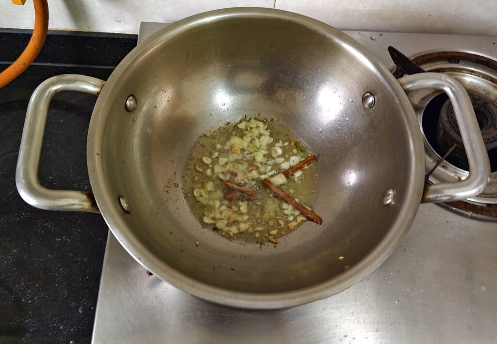 garlic in oil with cinnamon
