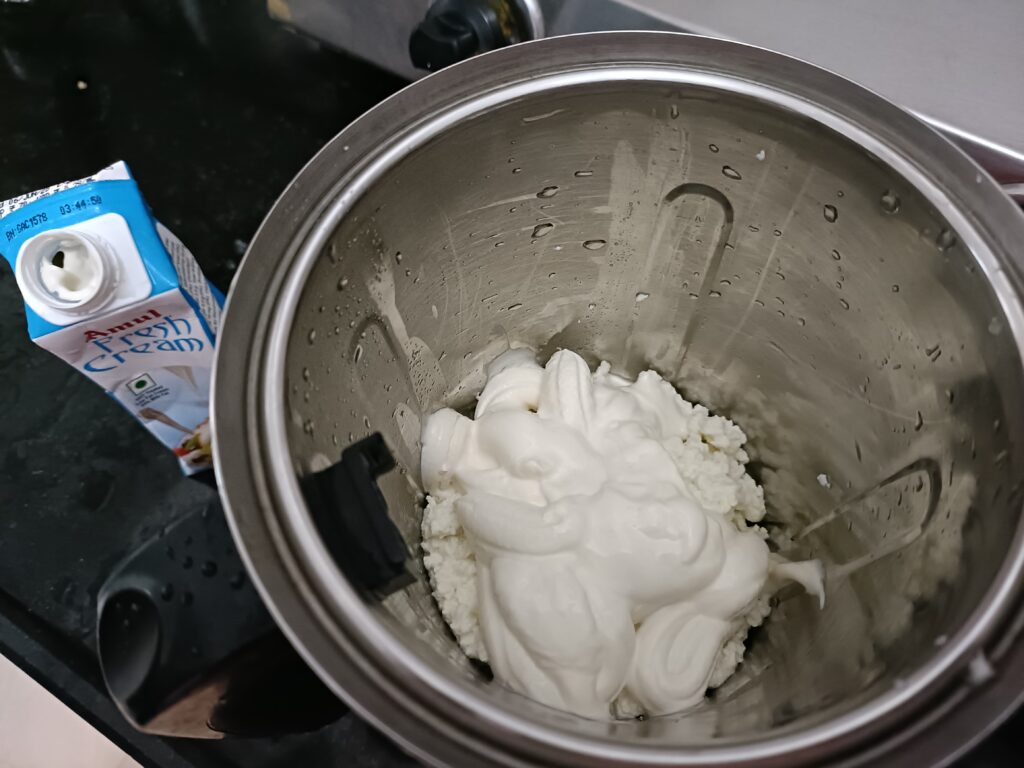 Cottage cheese and fresh cream